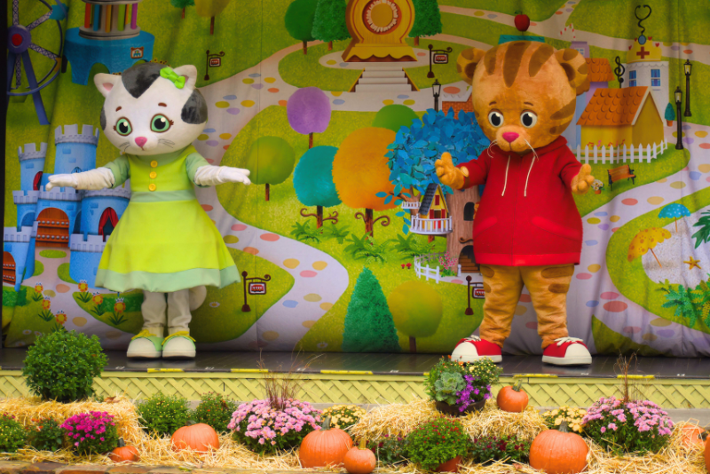 Daniel Tiger and Katerina Kittycat on stage